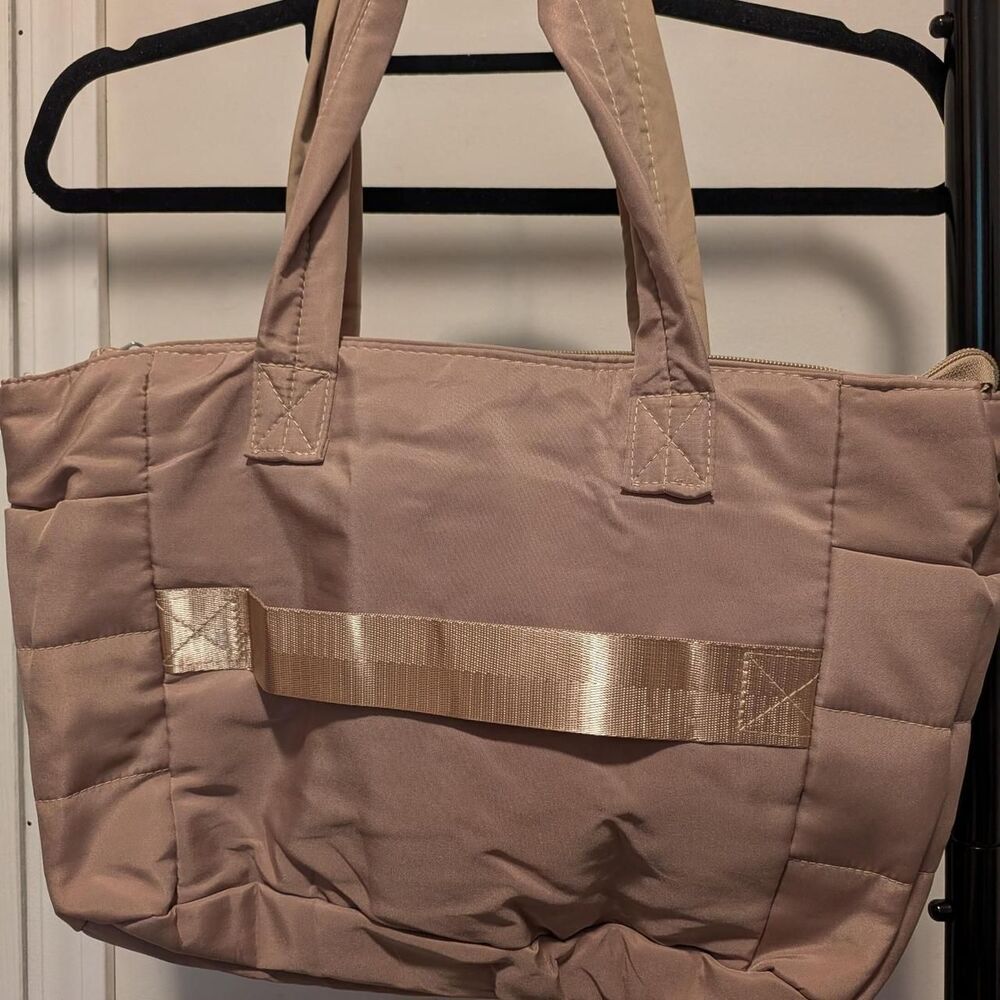 Tan puffer tote bag with gold reflective stripe